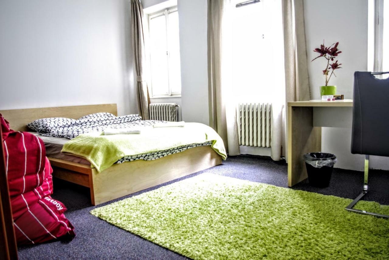 Quiet Courtyard Apartment Prague Extérieur photo